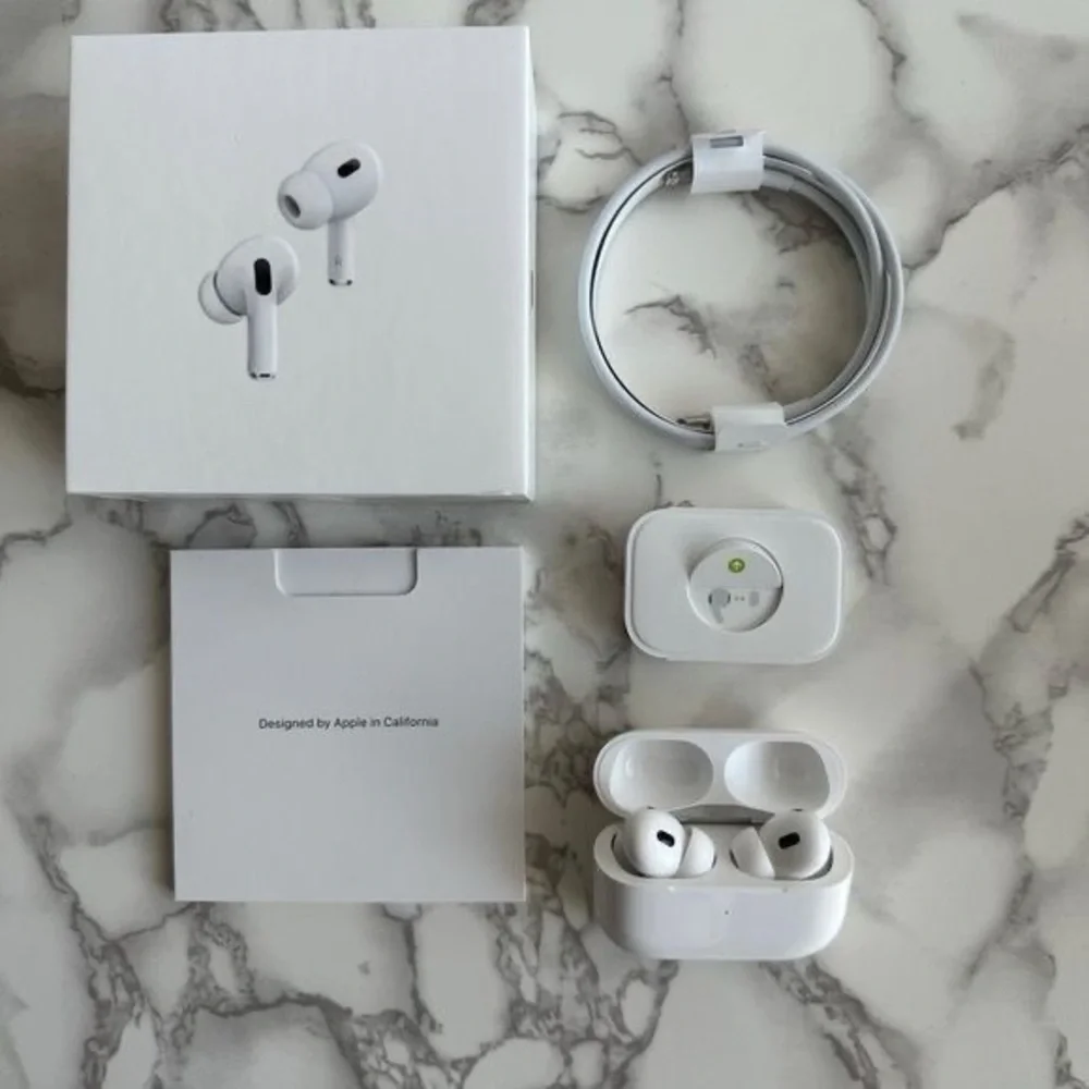 Apple White Wireless Earbuds with Charging Cable